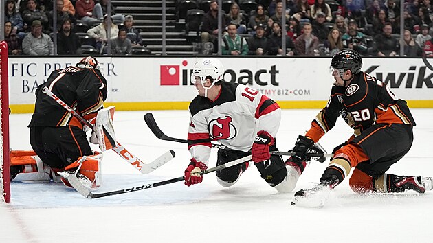 Brank�� Anaheim Ducks Luk� Dost�l krot� puk v z�pase s New Jersey Devils.