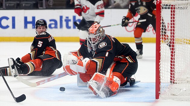 Brank�� Anaheim Ducks Luk� Dost�l vyr�� kotou� v z�pase s New Jersey Devils.