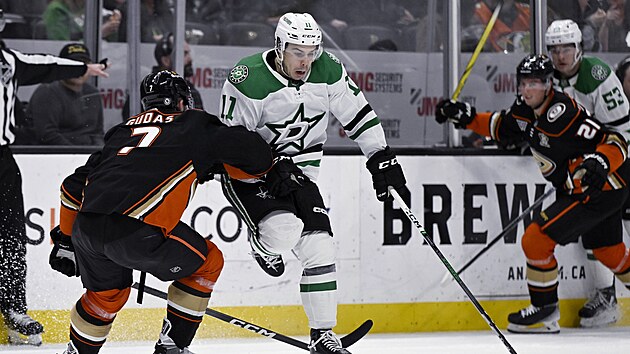 Obrnce Anaheim Ducks Radko Gudas brzd rozjetho centra Dallas Stars Logana Stankovena.