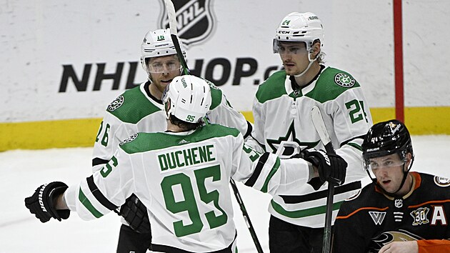 Hokejist Dallas Stars Matt Duchene, Joe Pavelski a Roope Hintz (vpravo) slav trefu proti Anaheim Ducks.