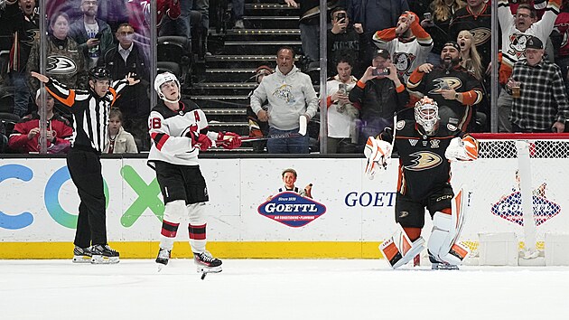 Brank�� Anaheim DucksLuk� Dost�l slav� vychyt�n� trestn�ho st��len� Jacka Hughese z New Jersey Devils.