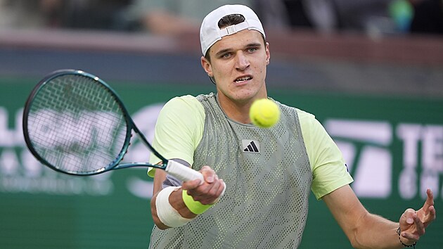 eský tenista Jakub Meník hraje forhend ve druhém kole turnaje Indian Wells.