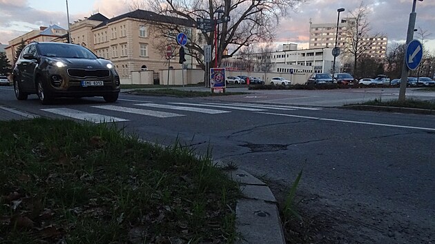 Mal vtluk o rozmru 30 x 40 cm v Olomouci v ulici 17. listopadu le za pechodem na zk cest, take se msto jen st idii vyhbaj a je to nebezpen.