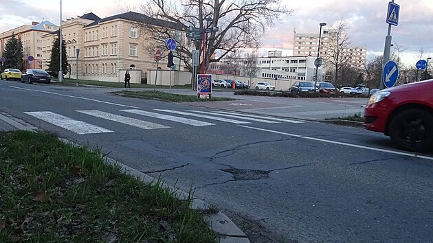 Mal vtluk o rozmru 30 x 40 cm v Olomouci v ulici 17. listopadu le za pechodem na zk cest, take se msto jen st idii vyhbaj a je to nebezpen.