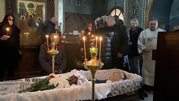 Navalného rakev je po pietě na hřbitově. Pohřeb hlídají stovky policistů