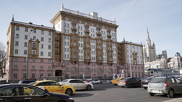Auta projídjí kolem budovy velvyslanectví USA v Moskv (7. bezna 2024)
