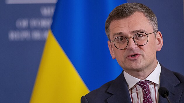 Ukrajinský ministr zahranií Dmytro Kuleba hovoí bhem tiskové konference ve...