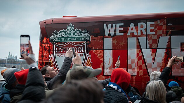 Fotbalisté Liverpoolu pijídjí na Letnou v klubovém autobusu.