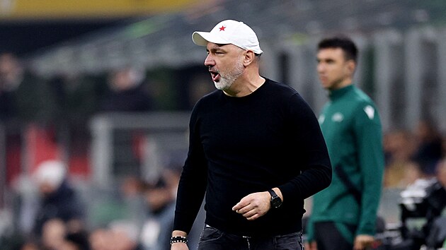 Sl�vistick� kou� Jind�ich Trpi�ovsk� p�i utk�n� s AC Mil�n.