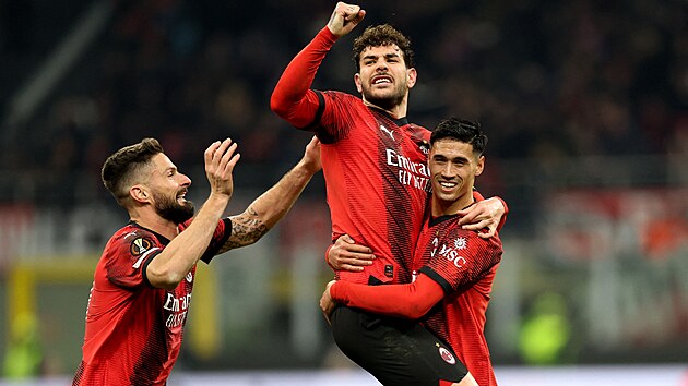 Fotbalist� AC Mil�n se raduj� z g�lu proti Slavii.