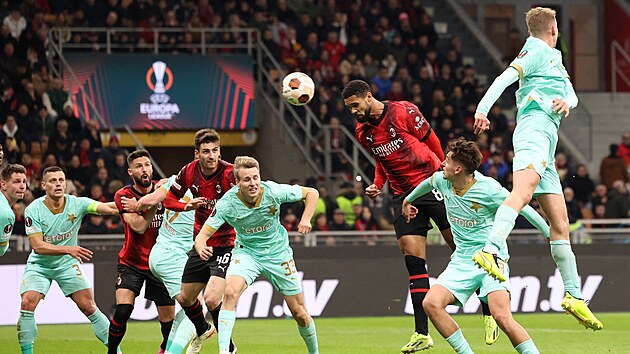 Ruben Loftus-Cheek z AC Mil�n sk�ruje proti Slavii.