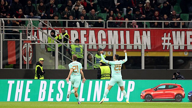 Sl�vist� David Doud�ra a Ivan Schranz oslavuj� na AC Mil�n.