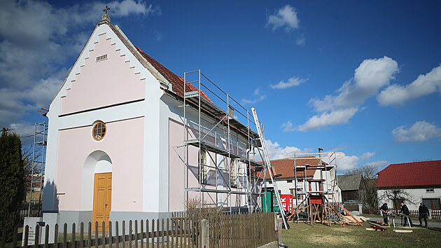 Do kaple svatho Antonna Padunskho v Horkch u eletavy zatkalo vikou. Kaple tedy po oprav fasdy ped esti lety dostv nyn i novou stechu.