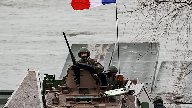 Francouzská armáda trénuje v Mailly-le-camp na případný velký válečný konflikt v Evropě.