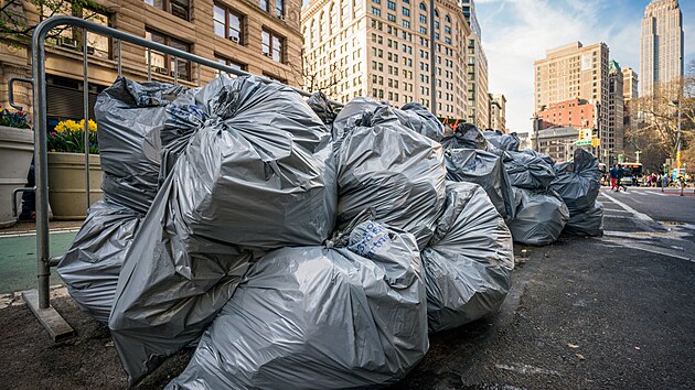 Popelnice, kontejnery, dokonce podzemn loit, potrubn odpadn cesty. Svtov metropole vech kontinent hledaj cesty, jak zachzet s tunami svch odpadk co nejdiskrtnji. Ne tak New York, v americk metropoli se na ulicch den co den vr ohromn barikdy odpadkovch pytl.