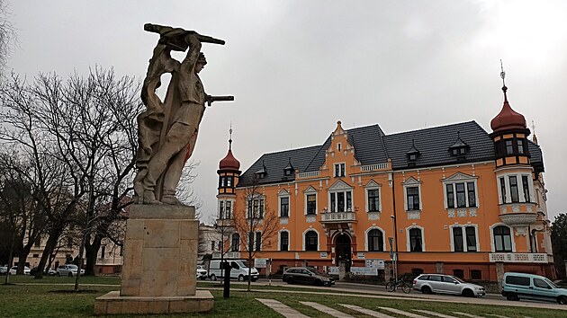 Pomn�k �est a sl�va Sov�tsk� arm�d� v Jir�skov�ch sadech v Litom��ic�ch (b�ezen 2024)