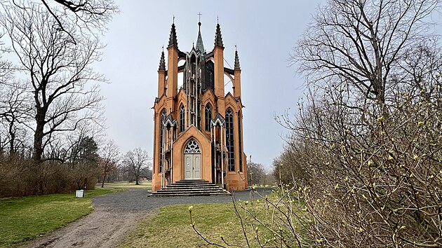Novogotick templ v zmeckm parku v Krsnm Dvoe na Lounsku. (bezen 2024)
