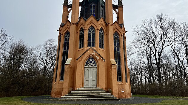 Novogotick templ v zmeckm parku v Krsnm Dvoe na Lounsku. (bezen 2024)