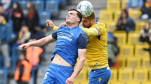 Liberec orta saha oyuncusu Ivan Varfolomejev (solda) Nemanja ile savaşın başında ...