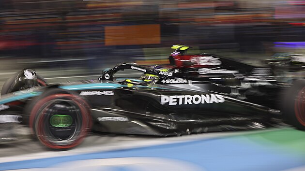 Lewis Hamilton pi prjezdu boxovou ulikou bhem Velk ceny Bahrajnu