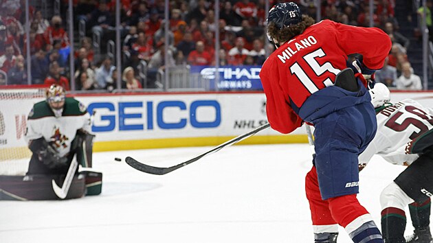 �to�n�k Sonny Milano z Washingtonu p�l� na brank��e Karla Vejmelku z Arizony.