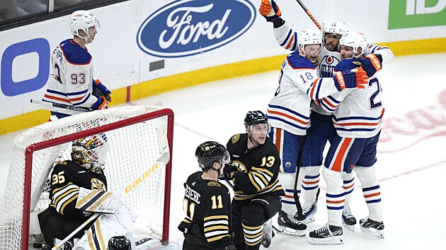 Hokejist Edmontonu vyrovnali zpas v Bostonu minutu a dvacet vtein ped koncem.