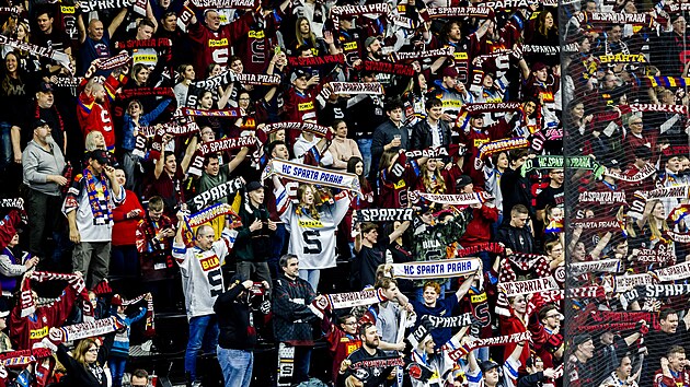 Sparťanští fanoušci podporují svůj oblíbený tým proti Mladé Boleslavi.