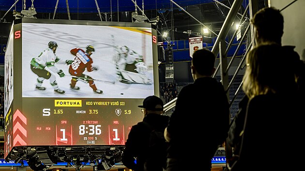 Divci sleduj obrovskou multimediln kostku v prask O2 aren bhem utkn hokejov Sparty.