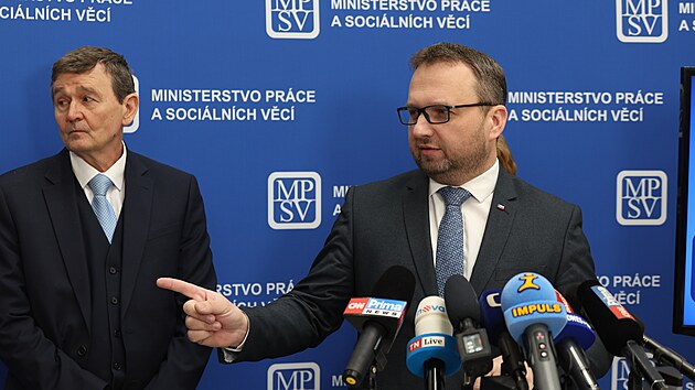 Ministr prce a socilnch vc a pedseda KDU-SL Marian Jureka na tiskov konferenci  k dchodov reform (1. bezna 2024)