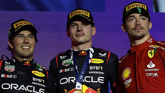 Trojice nejlepch Velk ceny Saudsk Arbie: Sergio Prez a Max Verstappen z Red Bullu a Charles Leclerc z Ferrari.