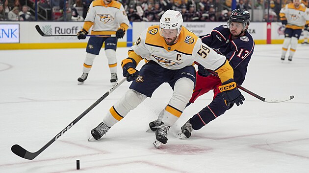 Roman Josi z Nashville Predators se sna dostat k puku dv ne Johnny Gaudreau z Columbus Blue Jackets.