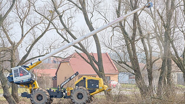 Ludv�k V�gner ze Slavi��na o�ez�v� p�erostl� stromy pod veden�m vysok�ho nap�t� speci�ln�m strojem, kter� je jedin� sv�ho druhu v �esku. Dlouh� rameno dos�hne do v��ky 24 metr� a je odizolovan�, tak�e p�i pr�ci nemusej� energetici vyp�nat proud. (�nor 2024)