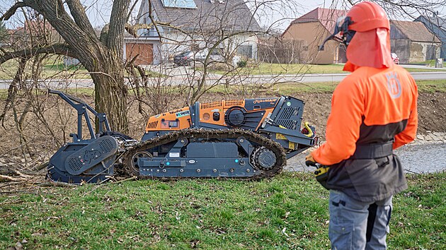 Kolem elektrick�ho veden� je nutn� udr�ovat tzv. ochrann� p�smo. P�i velk�m v�tru, sn�hu a jin�ch kalamitn�ch situac�ch toti� p�erostl� v�tve padaj� na dr�ty a zp�sobuj� v�padky proudu. Energetick� spole�nost, kter� o�ez�v�n� v�tv� nab�z�, pracuje i s drti�em na d�lkov� ovl�d�n�. (�nor 2024)