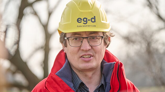 Kolem elektrick�ho veden� je nutn� udr�ovat tzv. ochrann� p�smo. P�i velk�m v�tru, sn�hu a jin�ch kalamitn�ch situac�ch toti� p�erostl� v�tve padaj� na dr�ty a zp�sobuj� v�padky proudu. (na sn�mku  vedouc� ��zen� �dr�by a oprav spole�nosti EG.D Petr Nov��ek) (�nor 2024)