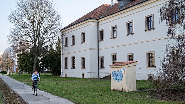 Frantiknsk klter v Uherskm hraditi a v pozad bval synagoga, kter slou jako Knihovna Bedicha Benee Buchlovana. Ob budovy jsou kulturnmi pamtkami. (nor 2024)