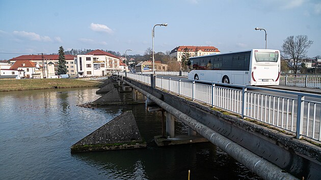 Most v Napajedlech bude od zatku bezna zcela uzaven pro p i vekerou dopravu kvli opravm. Dokonen je naplnovan na jen 2025. (nor 2024)