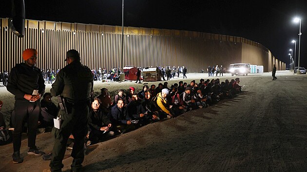 Indi�t� migranti na hranic�ch Arizony s Mexikem. Indov� tvo�� nejrychleji rostouc� skupinu neleg�ln�ch migrant� do USA. (22. kv�tna 2022)