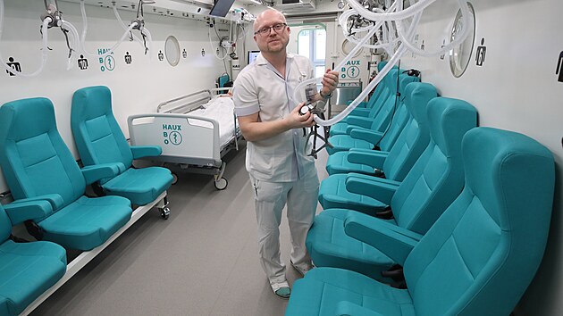 V Mstsk nemocnici Ostrava znovuoteveli hyperbarickou komoru, nejmodernj v tuzemsku. Na fotografii biotechnick asistent Ivo Nmec. (1. bezna 2024)