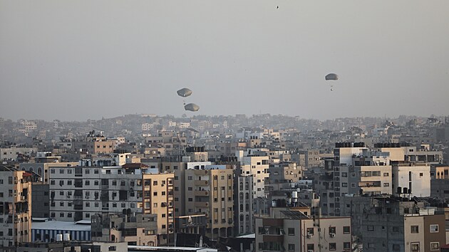 Americk armda na zem palestinskho Psma Gazy ze vzduchu shodila humanitrn pomoc. (2. bezna 2024)