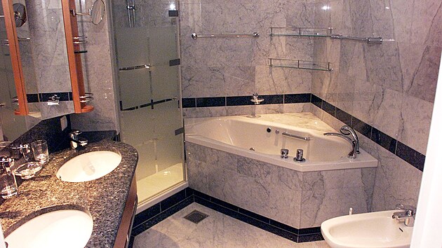 Koupelna luxusn kajuty na vletn lodi pro bohe The World (nor 2002)