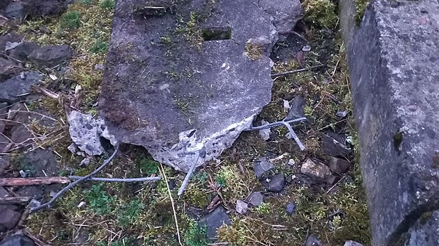 Vlak narazil na trati mezi Plzni a Vejprnicemi do betonov pekky.