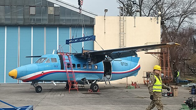 Vcvikov letoun L-410  Turbolet, kter dlouh roky slouil na vojenskm letiti v Pardubicch, bude vystaven v Leteckm muzeu v Kunovicch. (7. bezna 2024)