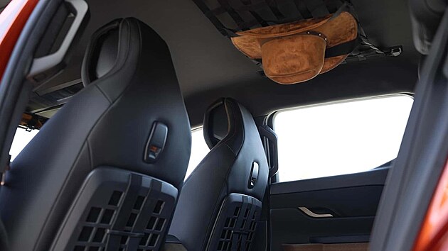 Na strop nad zadnmi sedakami. nechyb ani drk na kovbojsk klobouk.