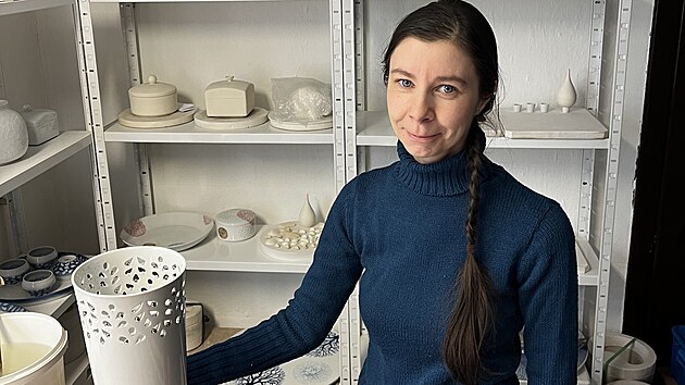 Vrob porcelnu s vlastnm designem se rka Schmelzerov vnuje od roku 2011. Tehdy si otevela svou vlastn dlnu v obci tdr.