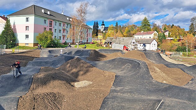 Z plnovanch sportovi v Hranicch je u v provozu pumptrackov drha.