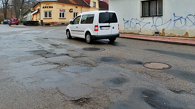 Na nvsi v Borov nad Vltavou na eskobudjovicku je vidt, e u silnici v minulosti zplatovali, ale je opt rozbit.