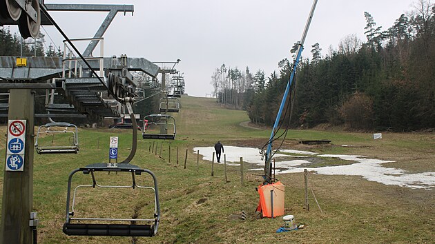 P�esto�e m�li provozovatel� ve skare�lu v Luk�ch nad Jihlavou letos p�ipraveno historicky nejv�t�� mno�stv� technick�ho sn�hu, b�hem tepl�ho a de�tiv�ho �nora v�echen slezl. Sezona tu skon�ila u� p�ed n�kolika t�dny.