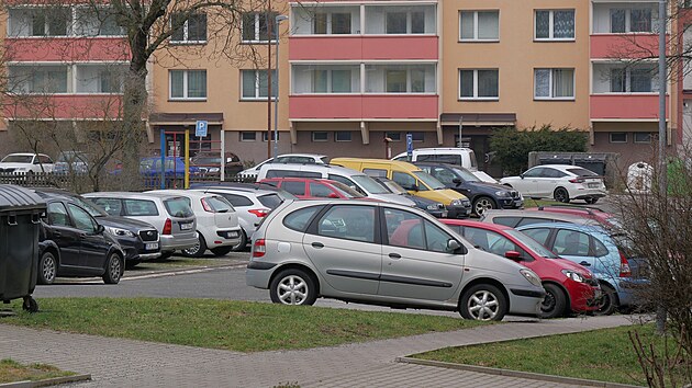 Parkovac msta na sdliti pi ulici Studentsk bvaj pes den z pevn vtiny obsazena. Vyuvaj je i lid mc na polikliniku i do obchod v okol.