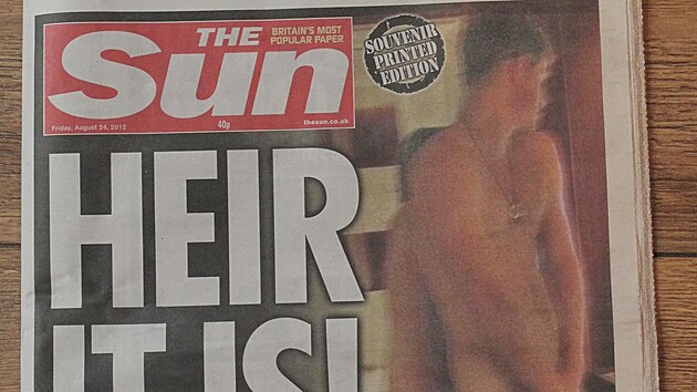 Nah snmek prince Harryho na oblce denku The Sun (srpen 2012)