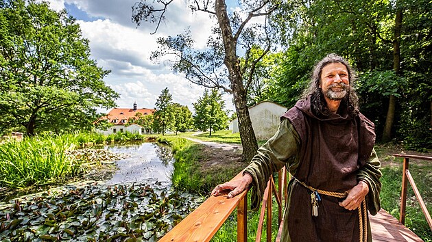 Ji�� Strejc se rozhodl pro �ivot v �stran�. Jako z�zem� m� v are�lu Skalky k dispozici rekolek�n� d�m, kter� d��ve slou�il k osam�l�mu rozj�m�n� ��dov�m brat��m.